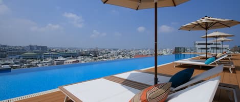 Una piscina al aire libre de temporada