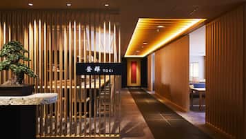3 restaurants; breakfast, lunch and dinner served