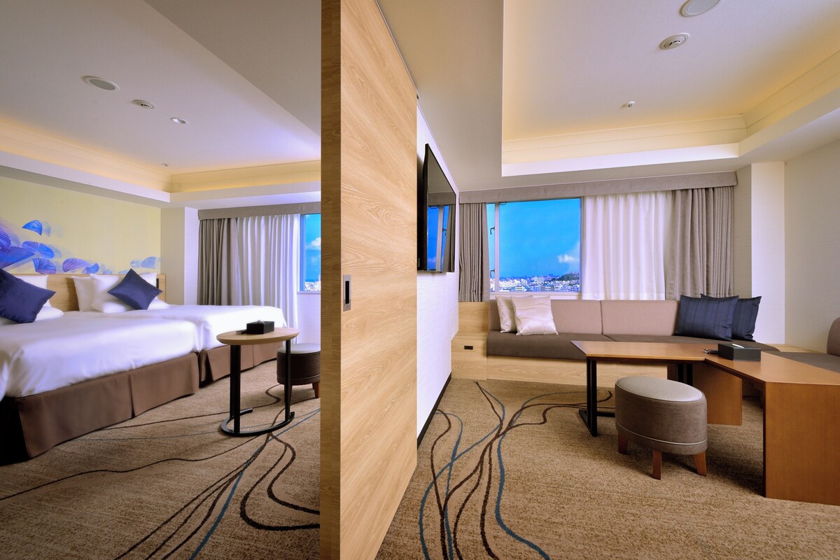 Suite | Pillowtop beds, in-room safe, blackout drapes, WiFi (free)