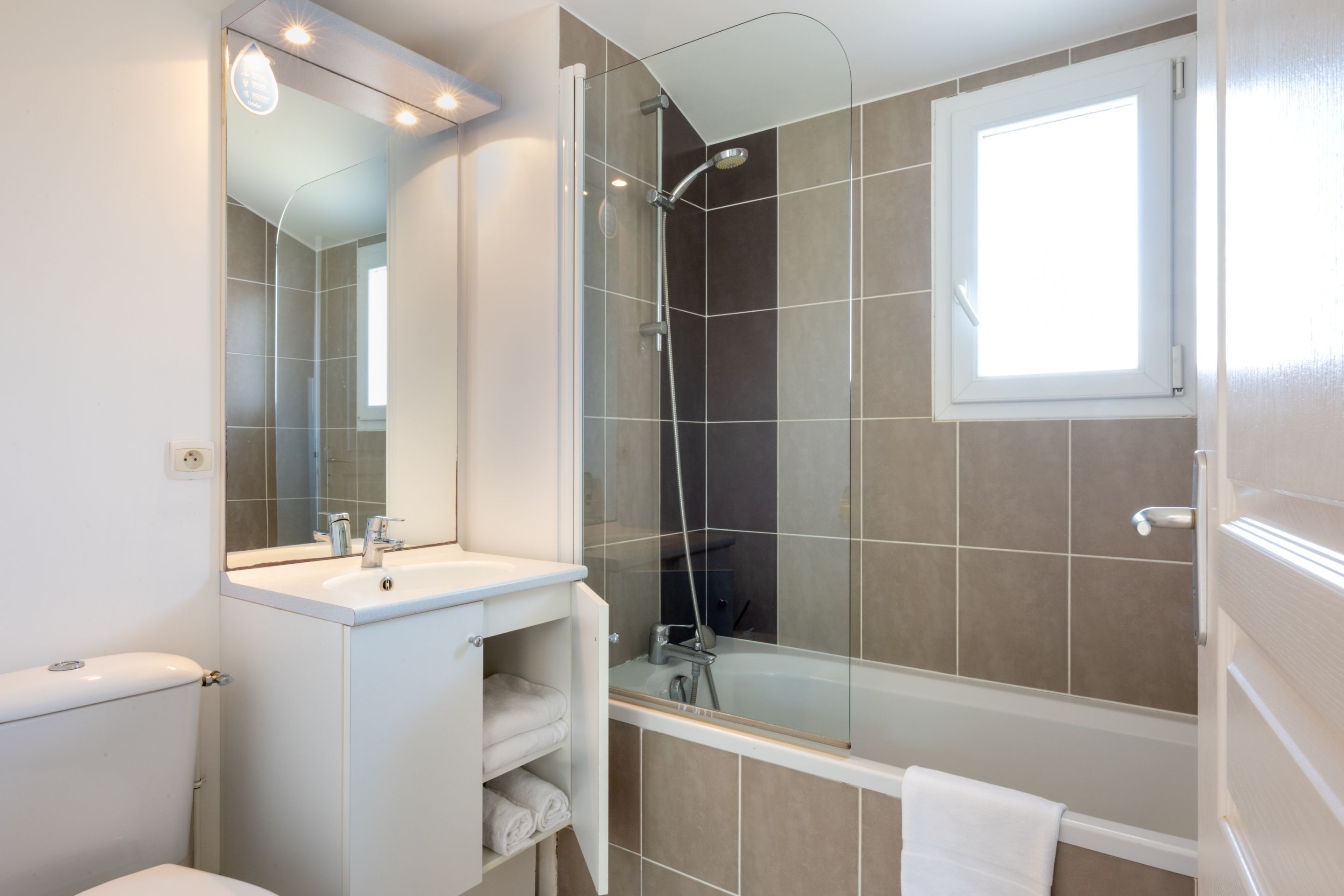 Appartement, 2 chambres (Maisonnette) | Salle de bain | Serviettes fournies