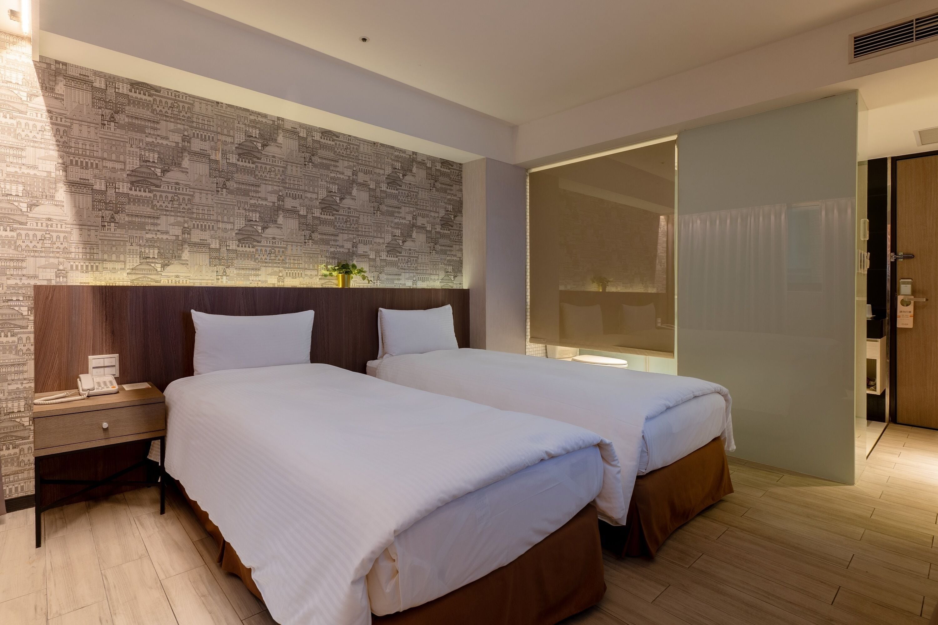 superior twin room | 1 bedroom, down duvets, minibar, desk