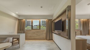 Deluxe Suite | Down comforters, minibar, desk, blackout drapes - Guide Hotel Taipei Fuxing N (Taipei)