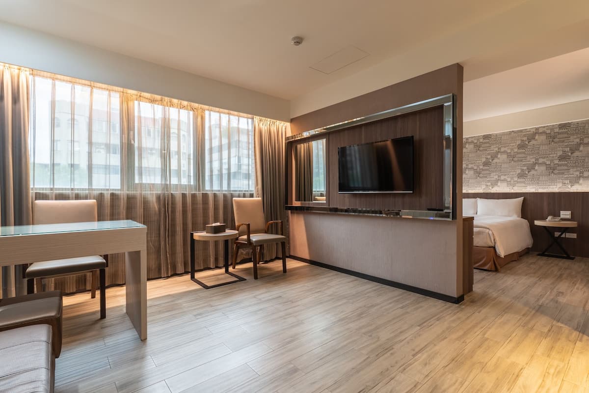 deluxe suite | 1 bedroom, down duvets, minibar, desk