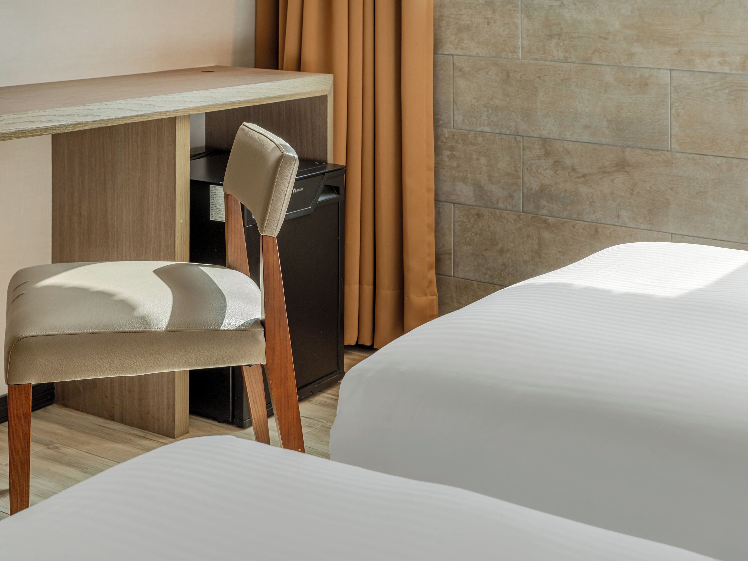 Cubrecamas, minibar, escritorio y cortinas blackout 