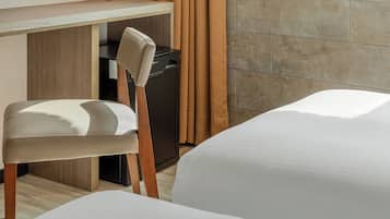 Quarto triplo | Edredons de pluma, frigobar, escrivaninha, cortinas blackout