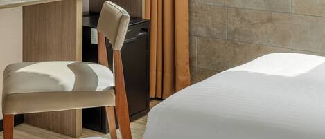 Cubrecamas, minibar, escritorio y cortinas blackout