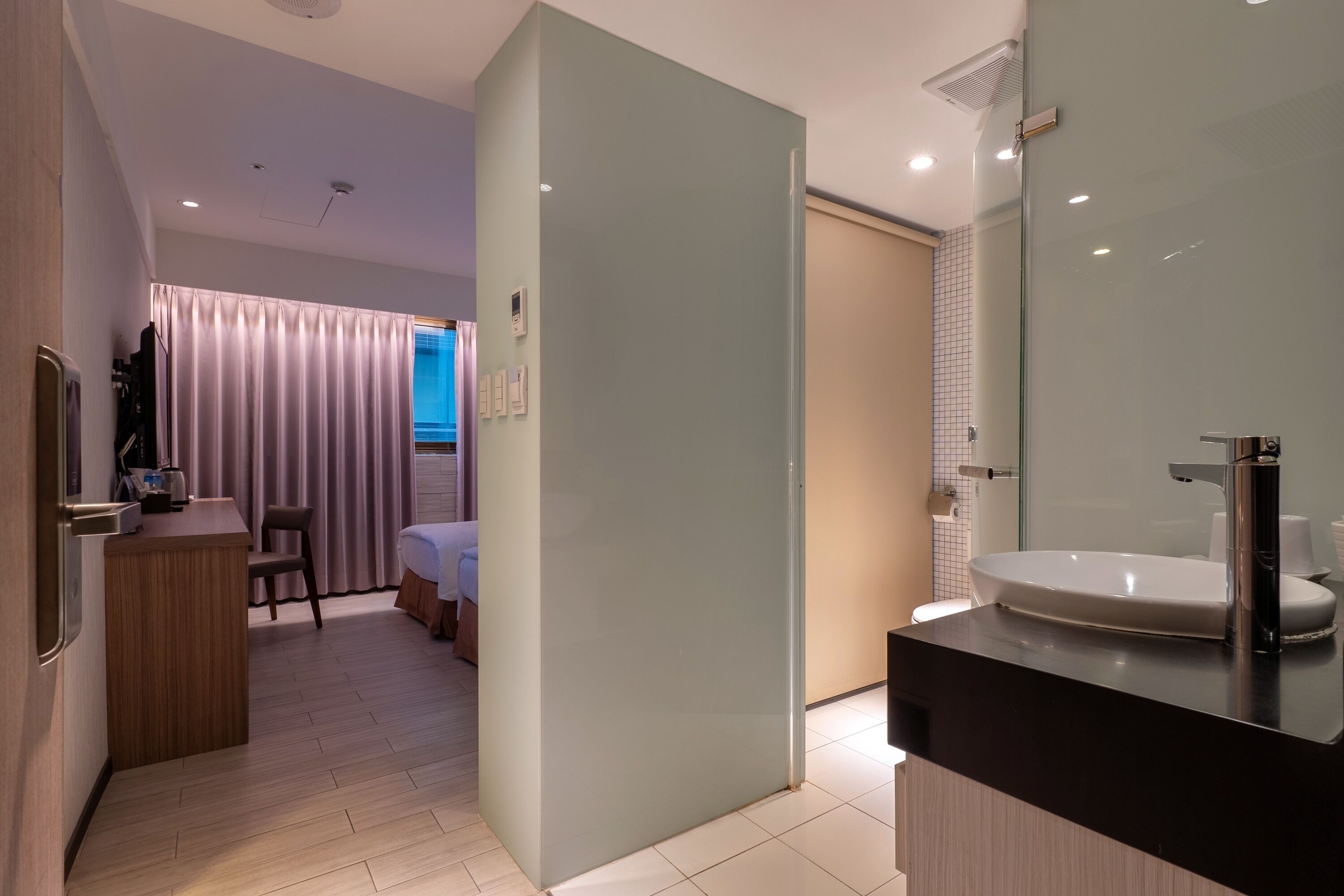 superior twin room | 1 bedroom, down duvets, minibar, desk