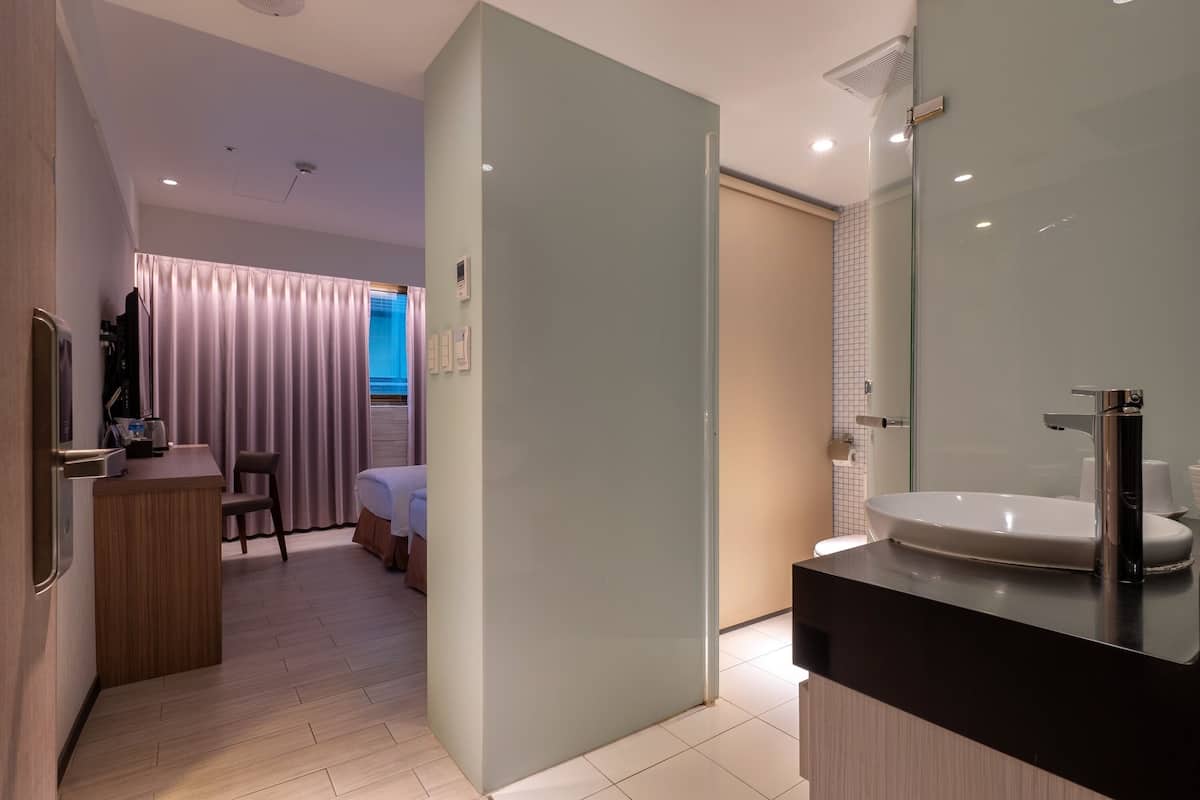 superior twin room | 1 bedroom, down duvets, minibar, desk