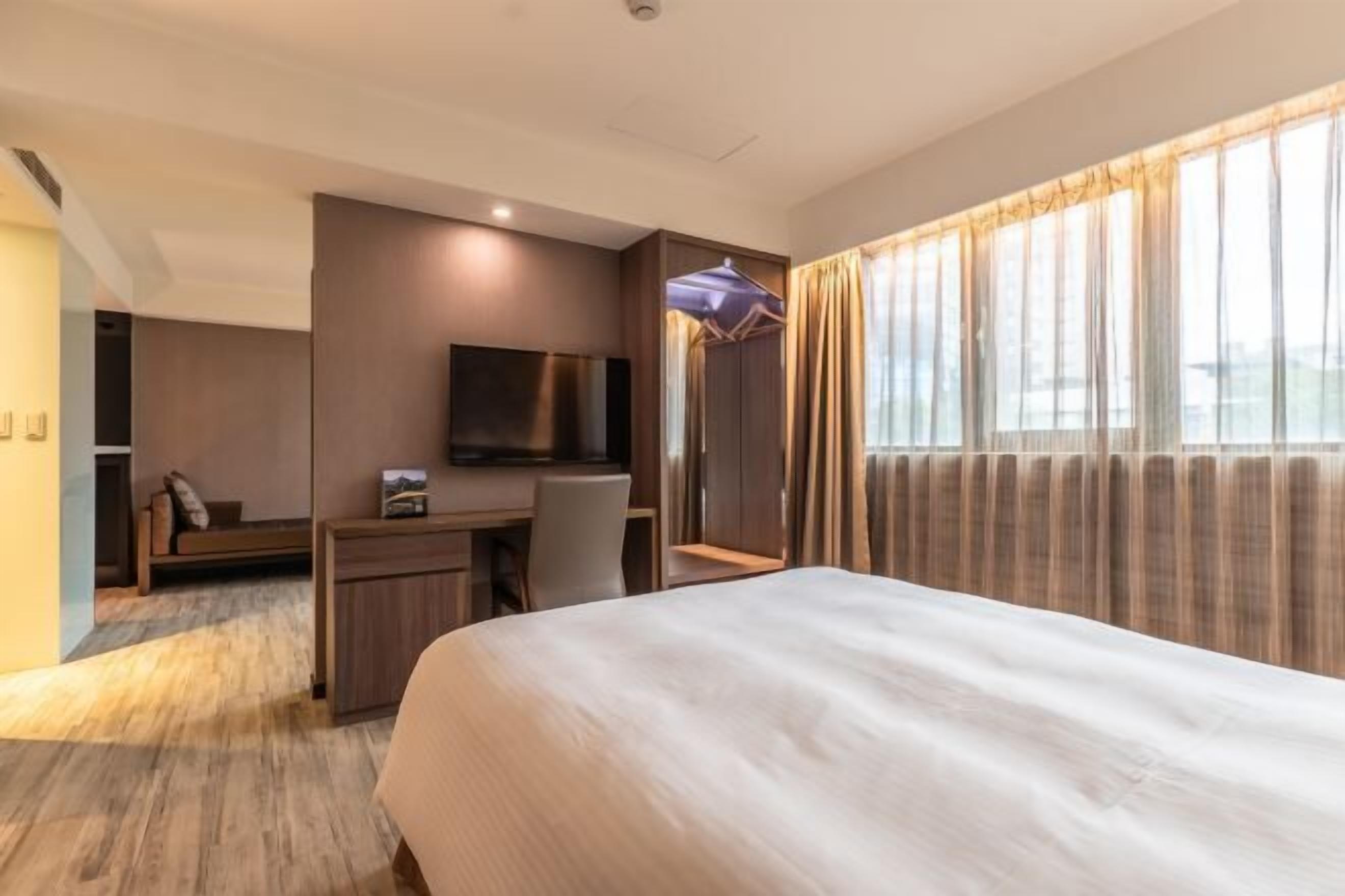 Cubrecamas, minibar, escritorio y cortinas blackout 