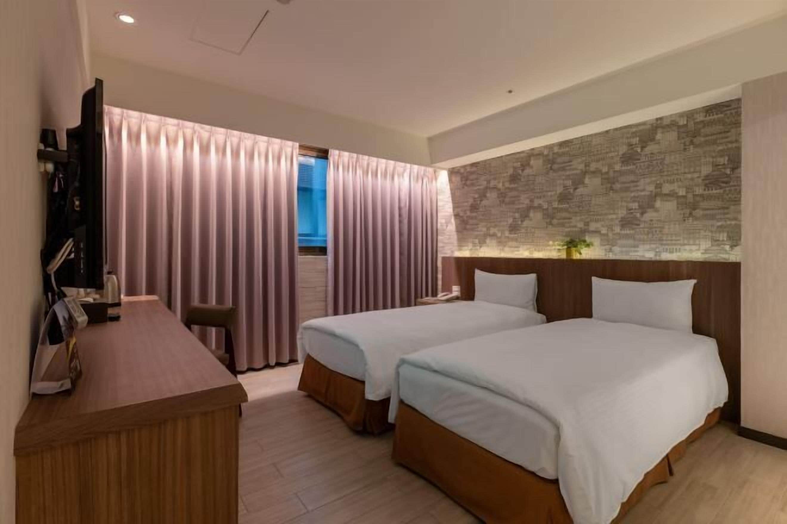 Cubrecamas, minibar, escritorio y cortinas blackout 