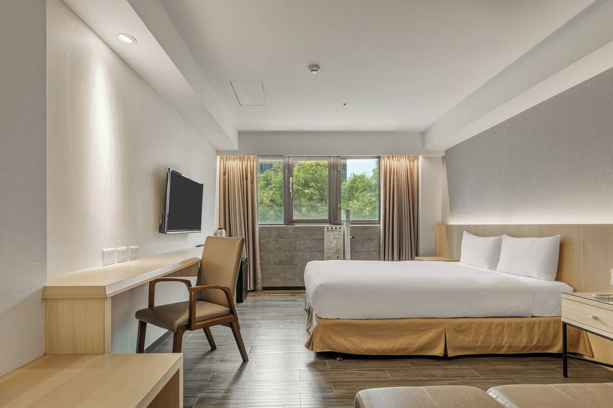 Deluxe Double Room | Down comforters, minibar, desk, blackout drapes