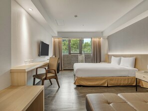 A hotel room with a bed, desk, chair, and a television. - Guide Hotel Taipei Fuxing N (Taipei)