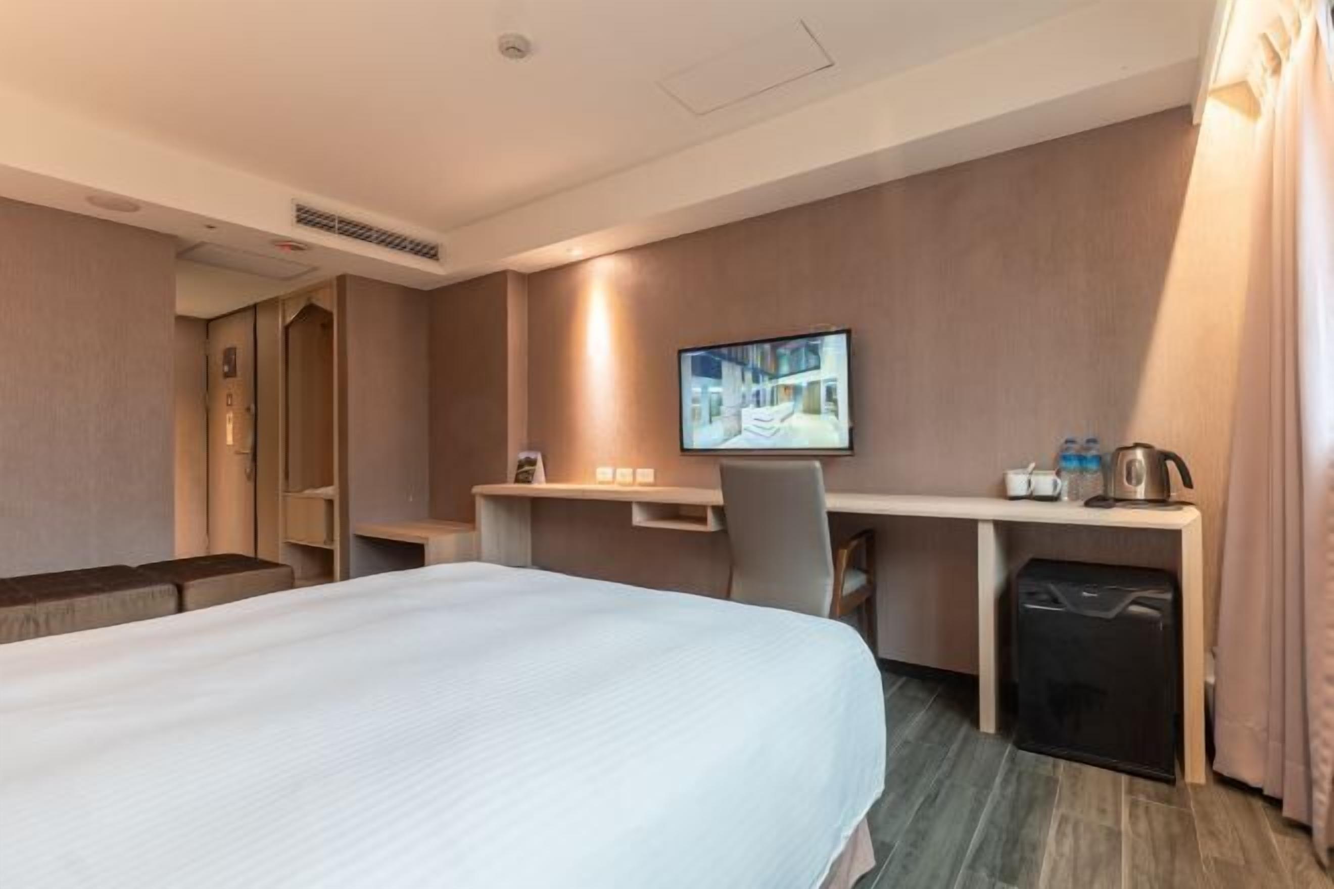 Cubrecamas, minibar, escritorio y cortinas blackout 