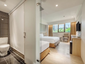 Triple Room | Bathroom | Shower, rainfall showerhead, hair dryer, towels - Guide Hotel Taipei Fuxing N (Taipei)