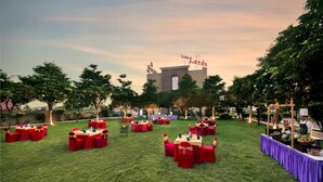 Un espacio al aire libre con mesas y sillas dispuestas para un evento.
