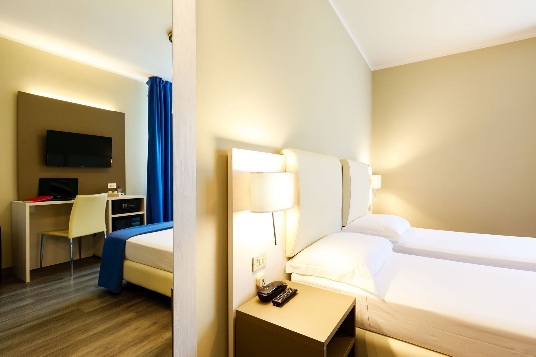 Minibar, coffres-forts dans les chambres, bureau, rideaux occultants