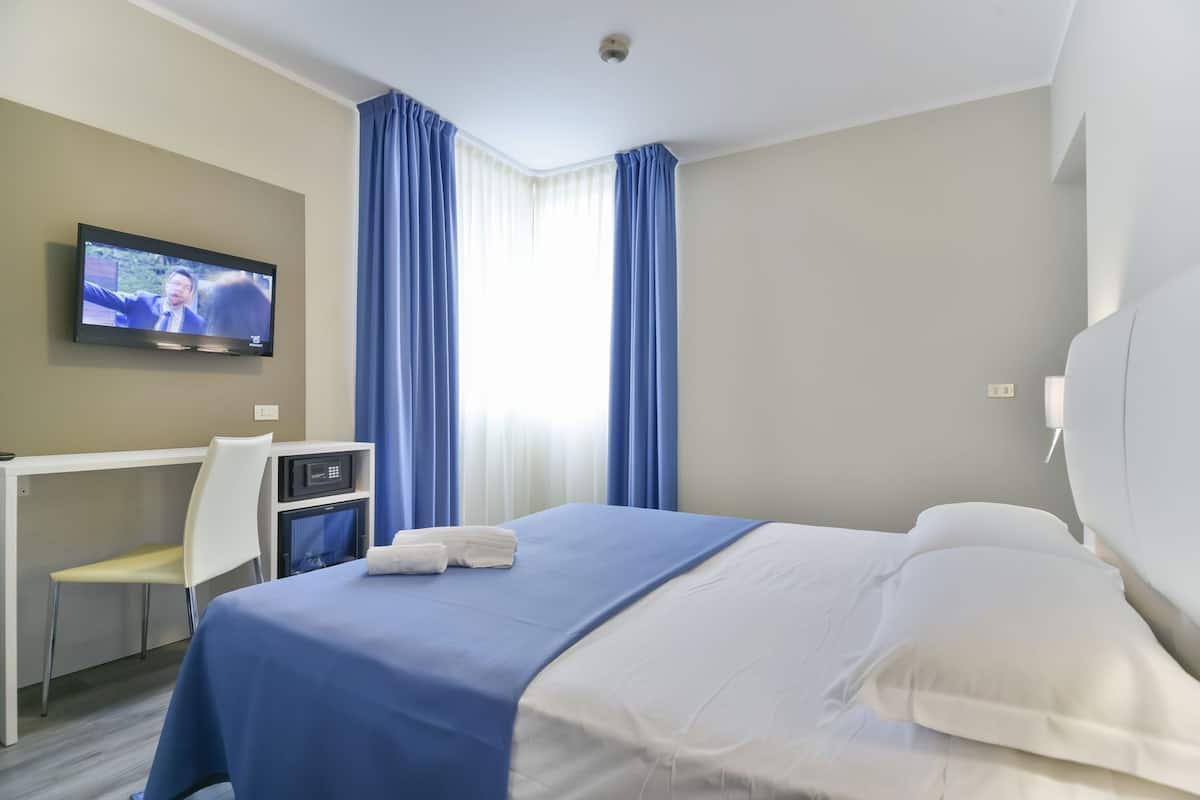 Minibar, caja de seguridad en la habitación y escritorio