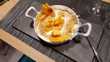 Un plato de desayuno en una sartén sobre una mesa.