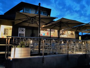 Fachada de la propiedad por la tarde o noche