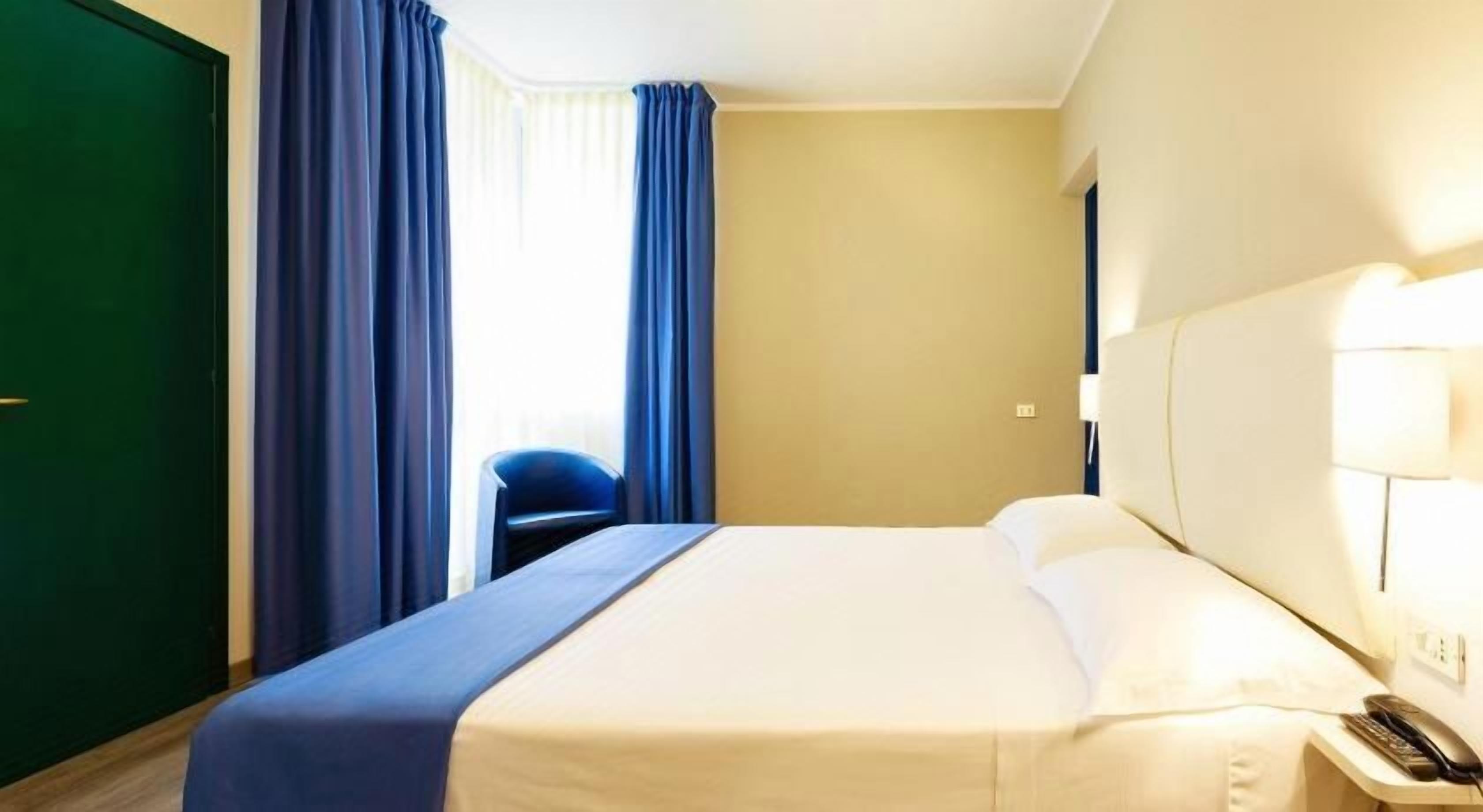 Minibar, coffres-forts dans les chambres, bureau, rideaux occultants