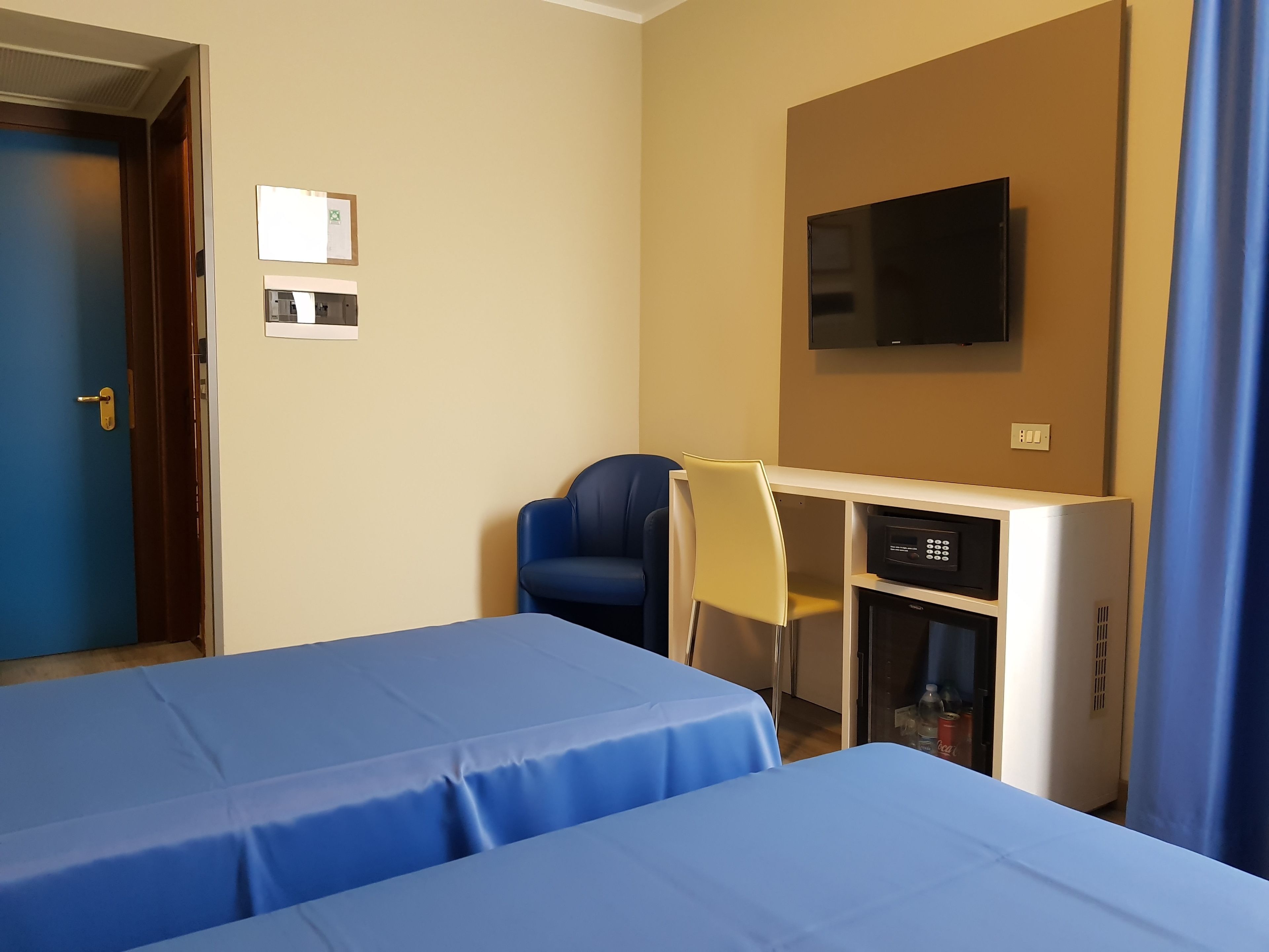 minibar, in-room safe, desk, blackout curtains