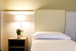 Minibar, in-room safe, desk, blackout curtains - Hotel Oleggio Malpensa (Oleggio)