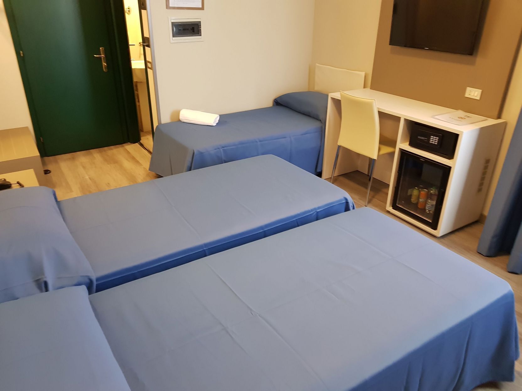 Minibar, coffres-forts dans les chambres, bureau, rideaux occultants