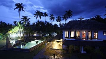 Piscina externa, guarda-sóis