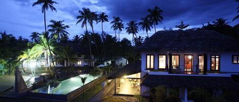 Piscine extérieure, parasols de plage