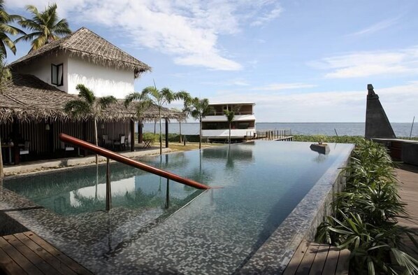 Una piscina al aire libre, sombrillas