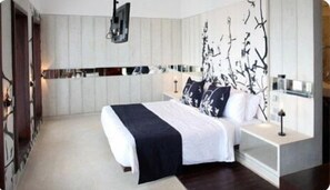 Minibar, iron/ironing board, WiFi