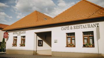 Vista frontal de la propiedad