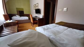 Habitación económica con 2 camas individuales | Caja de seguridad en la habitación, escritorio y cortinas blackout