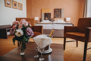 Zimmersafe, Schreibtisch, VerdunkelungsvorhĂ€nge, BĂŒgeleisen/BĂŒgelbrett