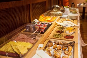 包含每日自助早餐