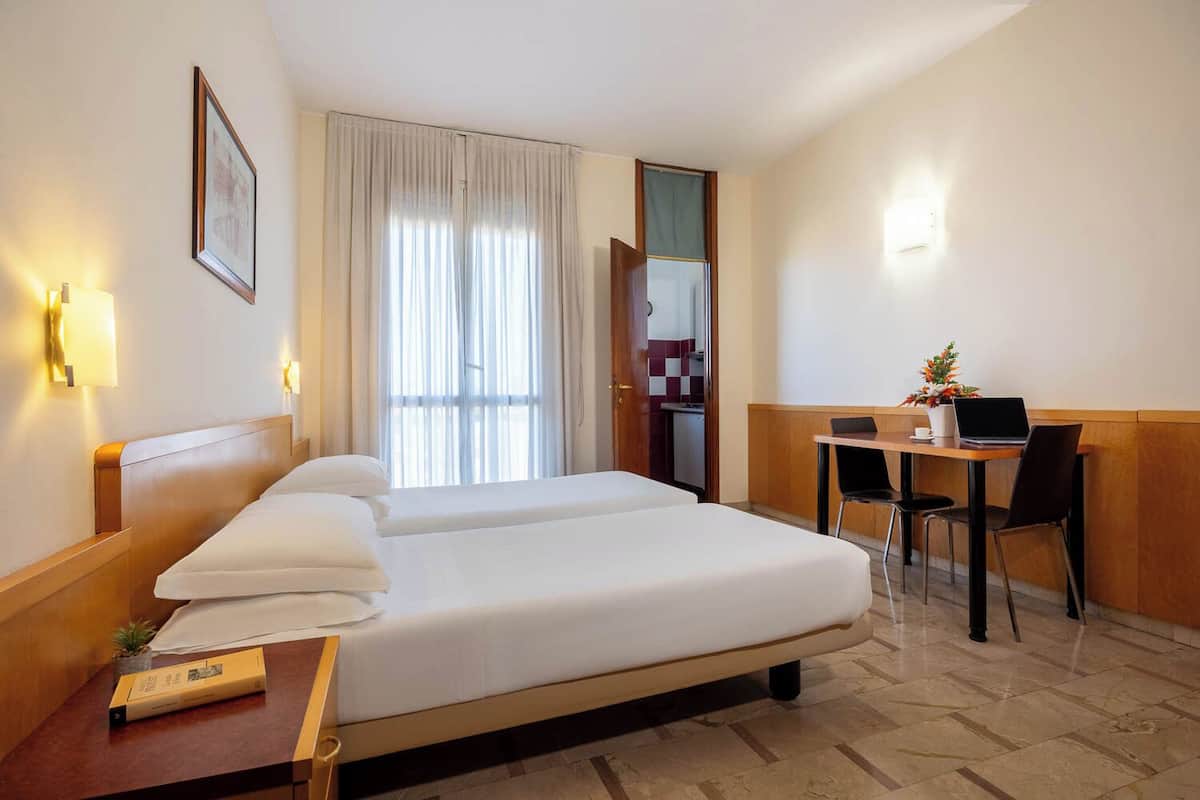 Studio, 2 Tempat Tidur Twin, dapur kecil | Brankas, meja kerja, tirai kedap cahaya, dan kedap suara