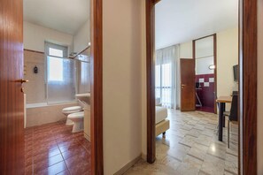 Family Studio, Kitchenette | In-room safe, desk, blackout drapes, soundproofing