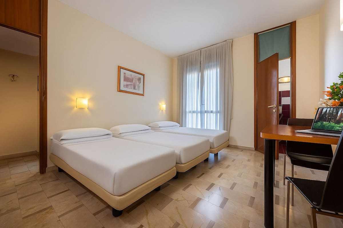 Studio, 3 Single Beds