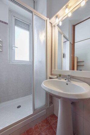 Studio, 1 lit une place, coin cuisine | Salle de bain | Ensemble douche/baignoire, articles de toilette gratuits, sĂšche-cheveux