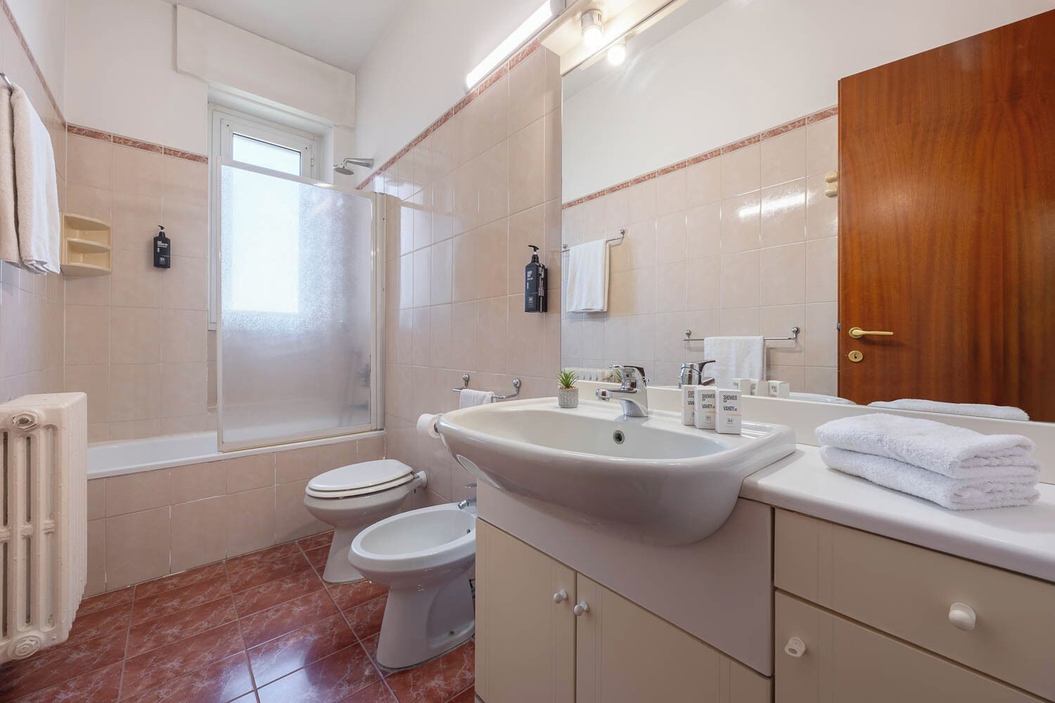 Duschwanne, kostenlose Toilettenartikel, Haartrockner, Bidet