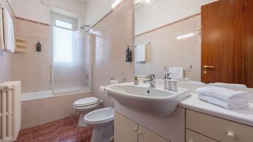 Duschwanne, kostenlose Toilettenartikel, Haartrockner, Bidet