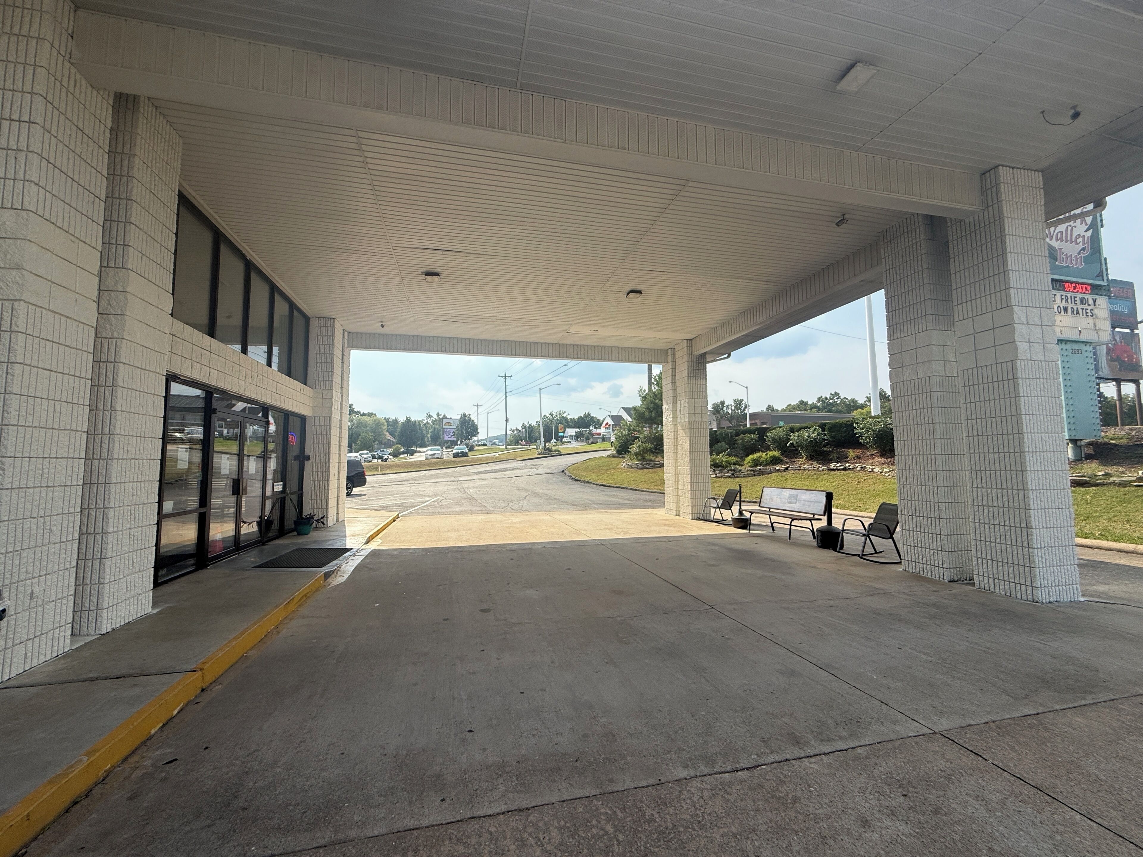 Une station-service dotée d’une zone abritée, d’une entrée bien visible et offrant une vue dégagée sur la route.