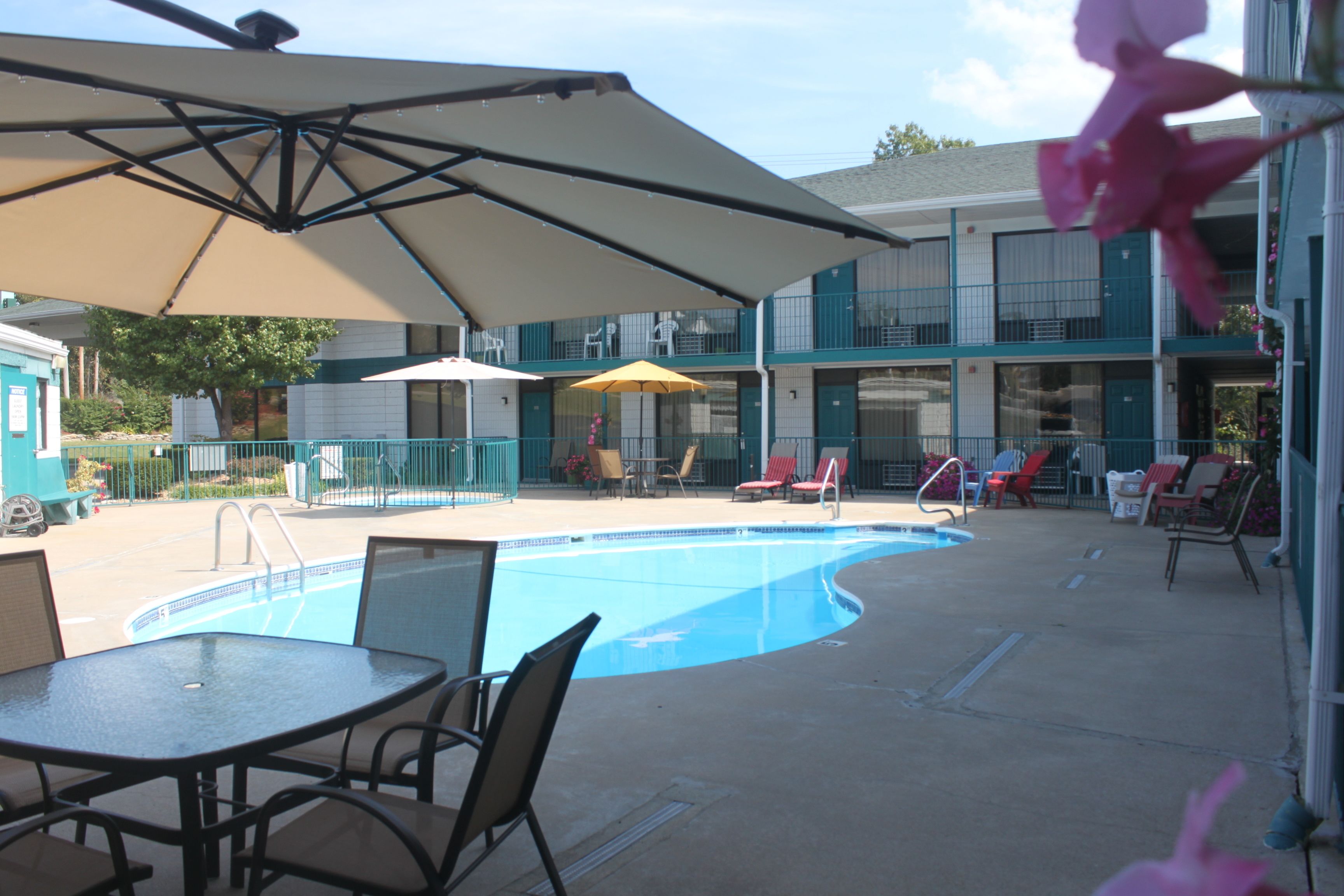 Alberca al aire libre por temporada y camastros 