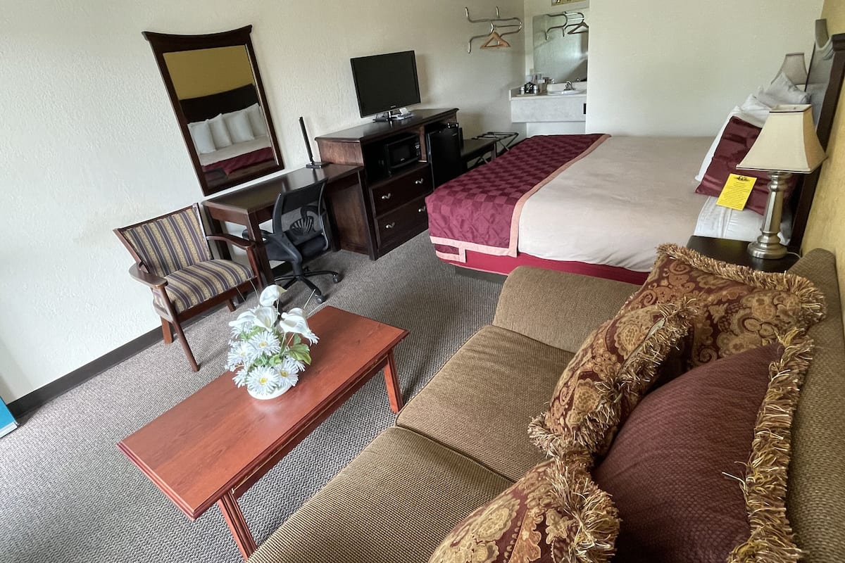 Pillowtop beds, individually decorated, individually furnished