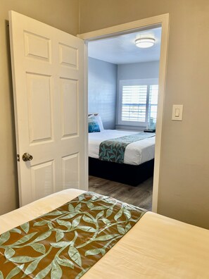 Chambre Familiale, plusieurs lits, non-fumeurs | Salle de bain | Douche, articles de toilette gratuits, sèche-cheveux