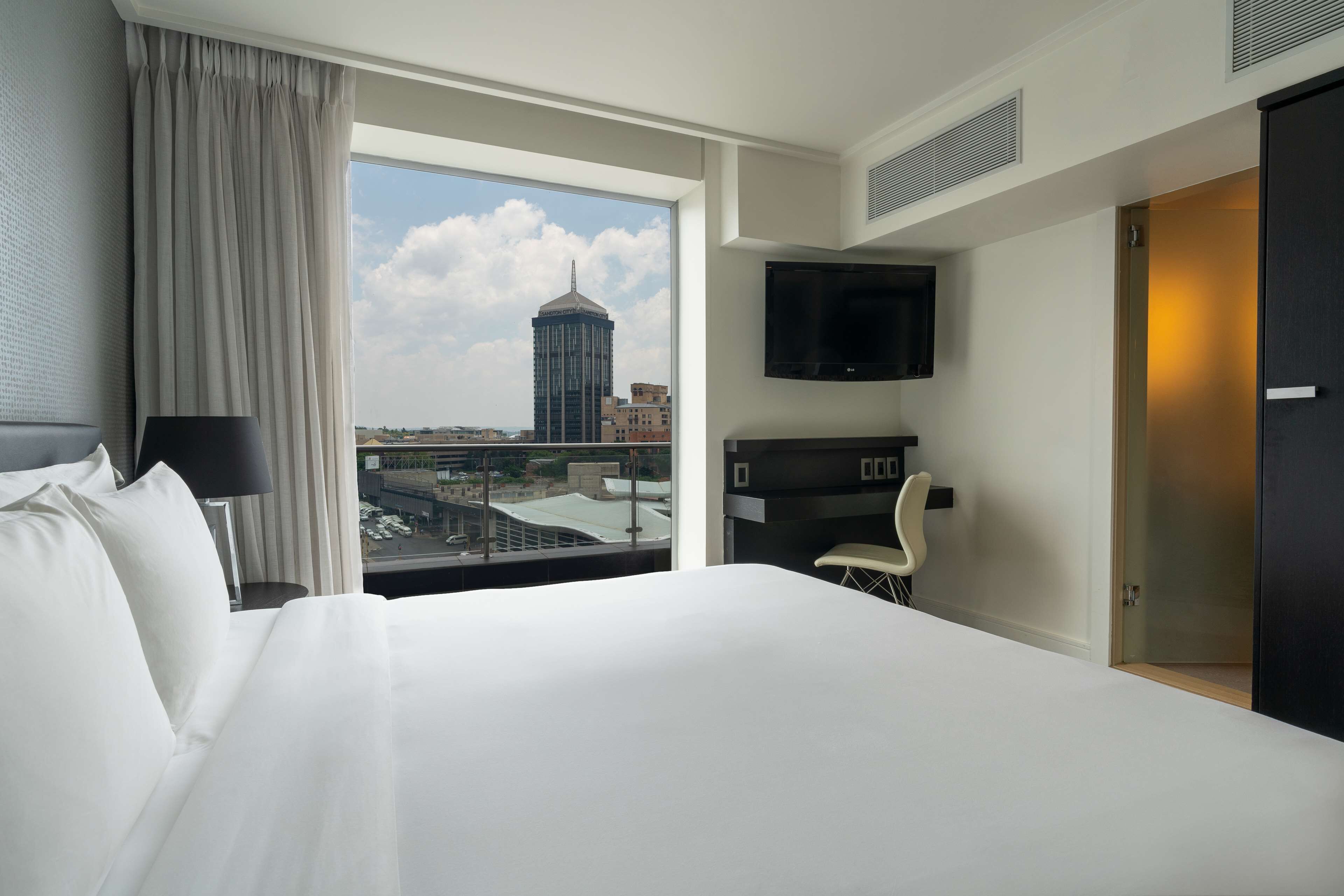 Suite, Club lounge access, City View (Balcony) | Premium bedding, minibar, in-room safe, desk