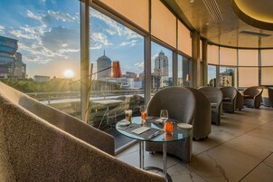 Serviço de café da manhã, almoço, jantar; vistas para a piscina