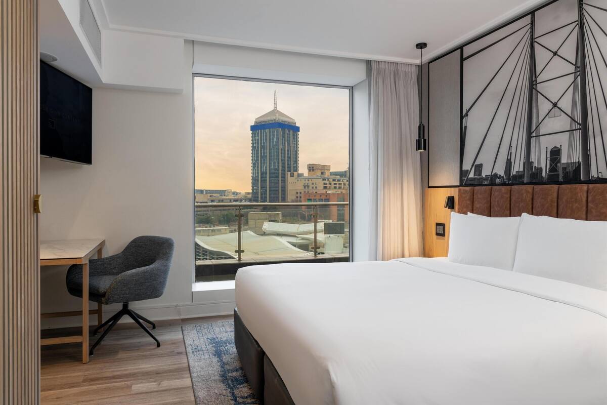 Suite, accès au salon club, vue ville (Balcony)