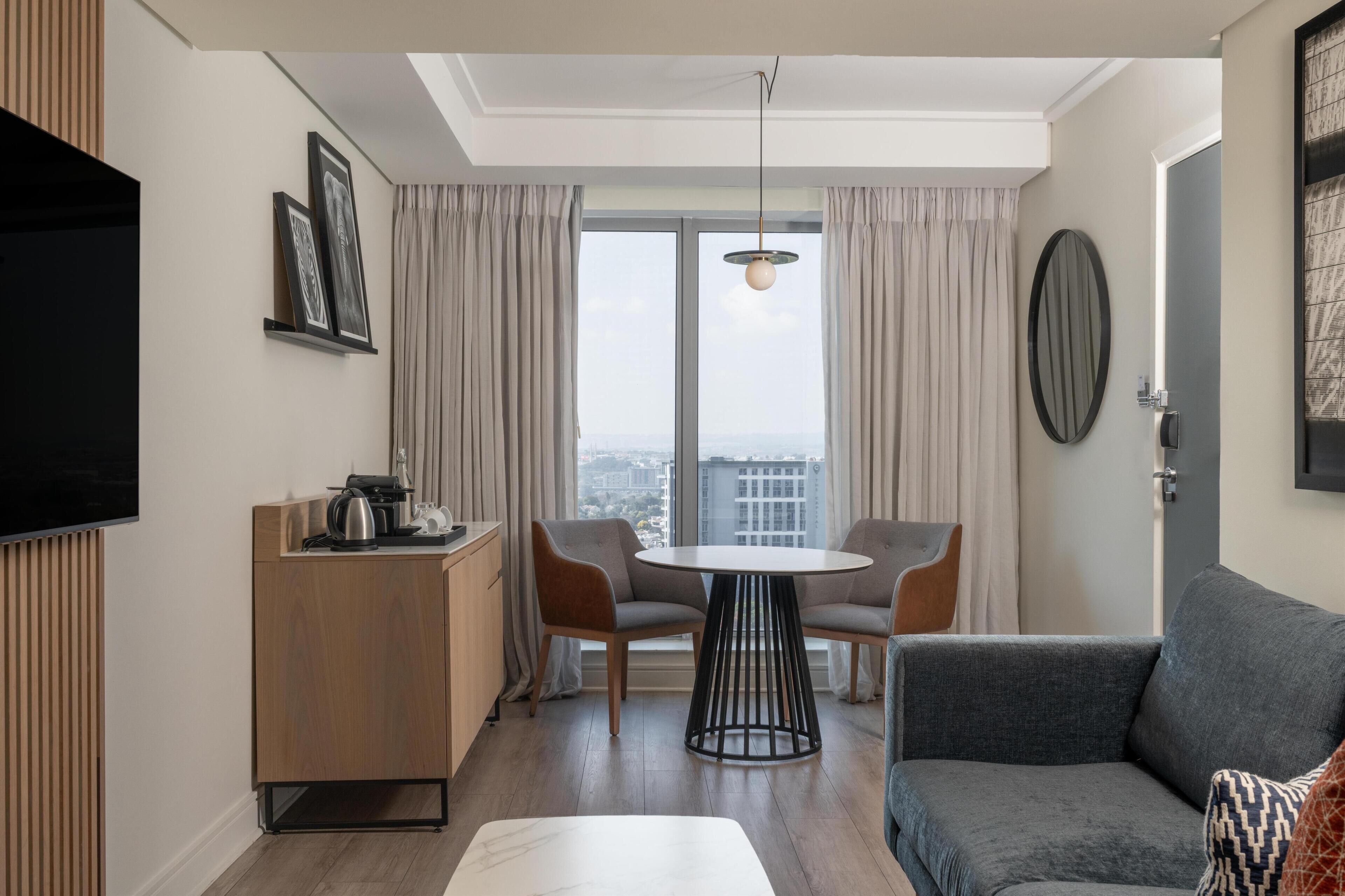 Suite Junior, accès au salon club | Literie de qualité supérieure, minibar, coffres-forts dans les chambres