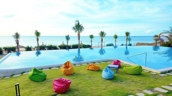 Piscine extérieure, parasols de plage, chaises longues